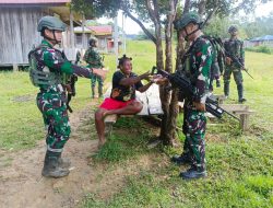Satgas Yonif 642/Kps Laksanakan Anjangsana dan Bagikan Sembako Kepada Warga
