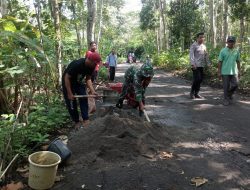 Gotong Royong di Bawah Terik: Tiga Pilar dan Warga Bendorejo Bersatu Perbaiki Jalan