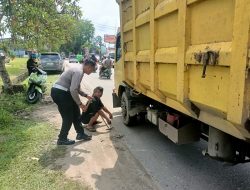 Aksi Simpatik KBO Lantas Polres Landak: Sigap Bantu Pengendara Truk Pecah Ban di Jalan Raya
