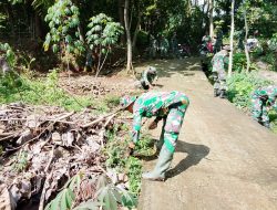 Babinsa Mojosongo Bersihkan Lingkungan Di Desa Metuk