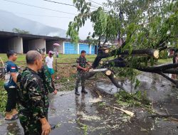 Aksi Prajurit Kodim 1430/Konut Di Tengah Hujan Badai