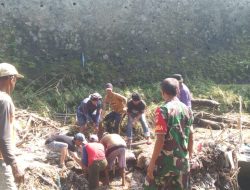 Koramil Sawit Dan Warga Gotong Royong Bersihkan Sungai Di Desa Jatirej