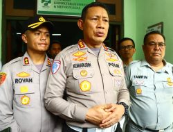 Dampingi Dirlantas Polda Jatim, Kapolres Gresik Sampaikan Duka Mendalam Kepada Keluarga Korban Kecelakaan Maut di Jalan Raya Duduksampeyan