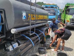 Hadapi Antrean Panjang dan Cuaca Panas, Polres Lombok Barat Salurkan Air Bersih untuk Ratusan Ternak Sapi di Gilimas dan Segenter