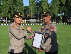Kapolres Lombok Barat Anugerahkan Penghargaan Kepada Personel Berprestasi