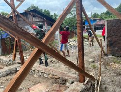 Babinsa koramil 1705-07/Siriwo membantu masyarakat dalam proses pembangunan rumah warga