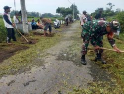 Eratkan Kebersamaan Warga, Babinsa Kaweron Gotong Royong Bersihkan Lingkungan