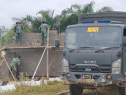Satgas Pamtas RI-Mly Yonzipur 5/ABW Tingkatkan Keindahan Fasilitas di TMP Dwikora Melalui Pembuatan Pagar*
