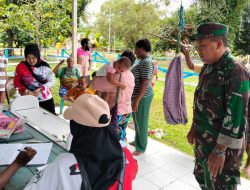 Tingkatkan Kesehatan Masyarakat TNI Bantu Petugas Kesehatan Gelar Posyandu