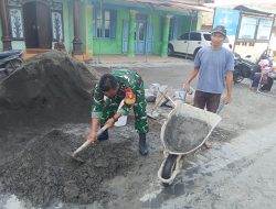 Wujudkan Lingkungan yang Nyaman, Babinsa dan Warga Bangun Saluran Drainase