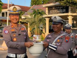 Kado Ultah Tanaman Buah Alpukat Untuk Anggota. Kasat Lantas Polres Kediri sebagai simbul pertumbuhan, kehidupan, dan  Silaturahmi