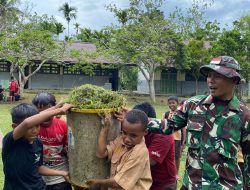 Ajarkan Kebersihan Sejak Dini, Satgas Yonif 131/BRS Ajak Anak SD Inpres PIR V Gotong Royong Bersihkan Lingkungan Sekolah
