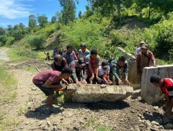 Satgas Pamtas RI-RDTL Yonarhanud 15/DBY Laksanakan Kerja Bakti Perbaiki Saluran Air di Dusun Taloi