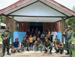 Satgas Yonif 131/BRS dan Warga Kampung Ampas Gotong Royong Bersihkan Halaman Gereja Demi Kenyamanan Beribadah