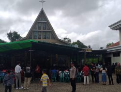 Ibadah Misa Minggu Palma di Paroki Santo Yusuf Desa karangan dijaga polisi