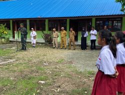Menanamkan Jiwa Nasionalisme kepada pelajar di perbatasan RI-PNG, Satgas Yonif 131/Brajasakti Melatih Murid SD Inpres Skow Sae Upacara Bendera