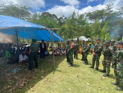 Ungkapkan Bela Sungkawa, Satgas Yonif 641/Bru Hadiri Acara Adat Kremasi Di Distrik Kelila
