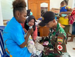 Wujudkan Anak-anak Papua Sehat dan Kuat, Satgas Yonif 131/Brajasakti Bersama Puskesmas Model Gelar Pelayanan Posyandu di Kampung Mosso