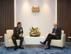 Berjasa Tingkatkan Kerja Sama Militer, Kasad Terima Medali Kehormatan dari Singapura