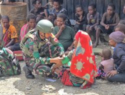 Satgas TNI Berbagi Berkat, Komsos Serta Memaksimalkan Pelayanan Kesehatan Kepada Masyarakat Puncak Jaya
