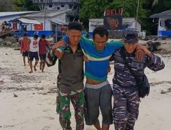 Satgas Marinir TNI AL Evakuasi Awak Kapal KM. Lombok yang Mengalami Kecelakaan di Perairan Laut Pulau Deli Banten