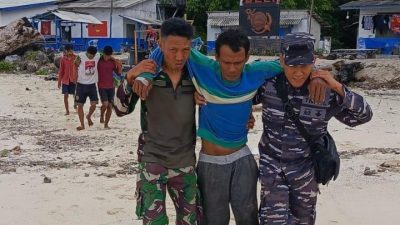 Satgas Marinir TNI AL Evakuasi Awak Kapal KM. Lombok yang Mengalami Kecelakaan di Perairan Laut Pulau Deli Banten