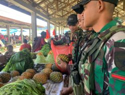 Buat Mama Papua Tersenyum Bahagia, Satgas Yonif 641/Bru Borong Hasil Tani Warga Distrik Kobakma