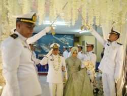 Lestarikan Tradisi Khas TNI AL, Perwira Lantamal XIV Laksanakan Upacara Pedang Pora