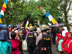 Personel BKO Polda Maluku Amankan Prosesi Pengantaran Tiang Alif Masjid Hatuhaha