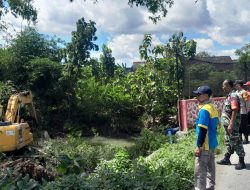 Antisipasi Banjir Babinsa Ngemplak Dampingi Tim BBWS Normalisasi Sungai
