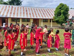 Wujudkan Generasi Disiplin, Satgas Yonif 131/Brajasakti Ajarkan Baris Berbaris di SDN Pitewi