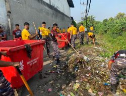 Satkor Koarmada III Bersama Warga Wonosari dan DLH Surabaya Gelar Baksos dan Kerja Bakti di Bantaran Sungai