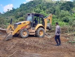 Sinergi Polri dan Masyarakat: Polsek Sebangki Bantu Pengolahan Lahan Warga