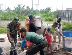 Babinsa Berperan Aktif dalam Pengecoran Jalan Kampung Wujudkan Kemanunggalan