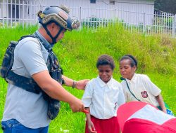 Satgas Ops Damai Cartenz Sambangi Anak Sekolah di Ilaga, Perkuat Pendekatan Humanis Jaga Keamanan