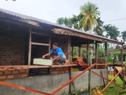 Hari ke-5 TMMD: Satgas Kodim 1802/Sorong Pasang Dinding Rumah Warga Yeflio