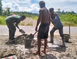 Babinsa koramil 1705-03/Kwatisore melaksanakan gotong royong pengecoran jembatan depan rumah Bapak aryo di Kampung wami jaya wilayah binaan.