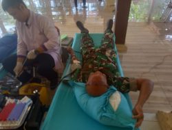 Wujud Peduli Kemanusiaan Babinsa Gombang Turut Donor Darah