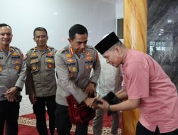 Kapolres Jakbar Melakukan Safari Religi Shalat Jumat dan Bagikan Bantuan Sembako di Masjid Taman Ibadah