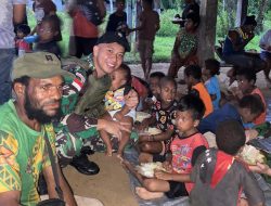 Manunggal Dengan Masyarakat Perbatasan Papua, Satgas Yonif 131/Brajasakti Makan Bersama Dengan Masyarakat Kampung Skofrow