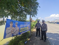 Satlantas Polres Gresik Gencarkan Sosialisasi Keselamatan Berkendara Lewat Pemasangan Banner Bahaya Menyalip Sebelah Kiri