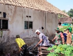RTLH Milik Warga ODGJ Diperbaiki Babinsa Karangsono Bersama Warga dan Perangkat Desa