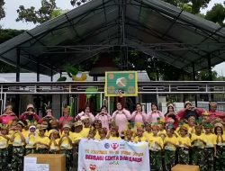 Pembentukan Karakter Sejak Dini, Siswa TK Kartika VI-10 Yonif 751/R Berbagi Pakaian Kepada Saudara di Pedalaman Distrik Agandugume