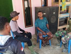 Luangkan Waktu, Satgas TMMD ke-124 Kodim 1802/Sorong berbincang bincang dengan warga
