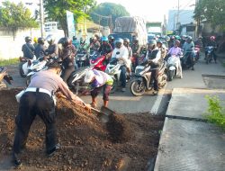 Cegah Laka Lantas, Polsek Driyorejo Sigap Tambal Jalan Berlubang Penghubung Gresik-Sidoarjo