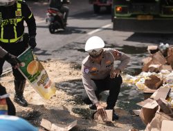Aksi Tanggap Satlantas Polres Gresik Atasi Jalan Licin Akibat Tumpahan Minyak