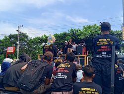 Masyarakat Pulau Sumbawa Tuntut Pembentukan Pulau Sumbawa, Arus Lalu Lintas Poto Tano Lumpuh Total