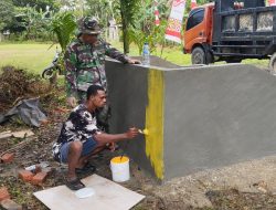 Wujudkan Pola Hidup Bersih dan Sehat di Kampung Yeflio, Satgas TMMD Ke-124 Kodim 1802/ Sorong Membangun Bak Sampah