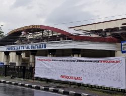 Spanduk Misterius Penuh Tanda Tangan Tolak TNI AL Kelola Lapangan Malomba Hebohkan Pengguna Jalan