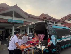 Polri Untuk Masyarakat, Ambulans Gratis Polres Gresik Antar Warga Manyar Kontrol Kesehatan ke Rumah Sakit